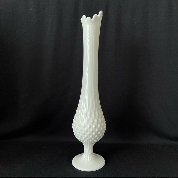 Swung Vase - Fenton Hobnail Milk Glass - Vintage - Picture 3 of 11